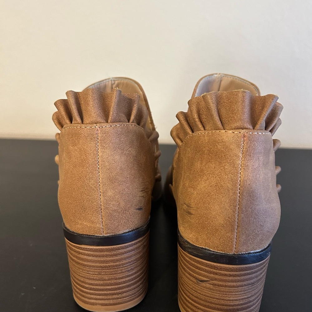 Tan ankle boots with scalloped ankle back - Picture 6 of 6